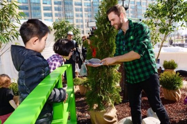 Canadian families momentarily trade winter for spring inside the TD Green Globe at Toronto’s Harbourfront to launch #TDCommonGround. TD is celebrating Canada's 150th birthday by revitalizing over 150 community green spaces across the country. (CNW Group/TD Bank Group)