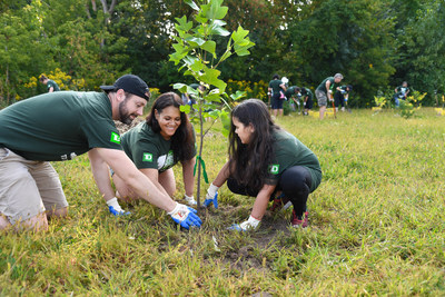 The London community celebrates the planting of TD Tree Day’s 300,000th tree with the support of the Upper Thames River Conservation Authority. The flagship volunteer program has been greening Canada since 2010. (CNW Group/TD Bank Group)