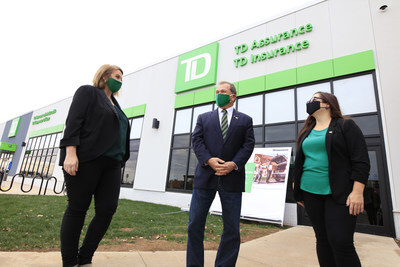 Welcoming new jobs to the region: Melissa Gravelle, Contact Centre Senior Manager, Frank McKenna, Deputy Chair, TD, and Paryse Richard, Contact Centre Team Leader stand outside of TD Insurance's Client Advice Centre in Dieppe, New Brunswick (CNW Group/TD Insurance)