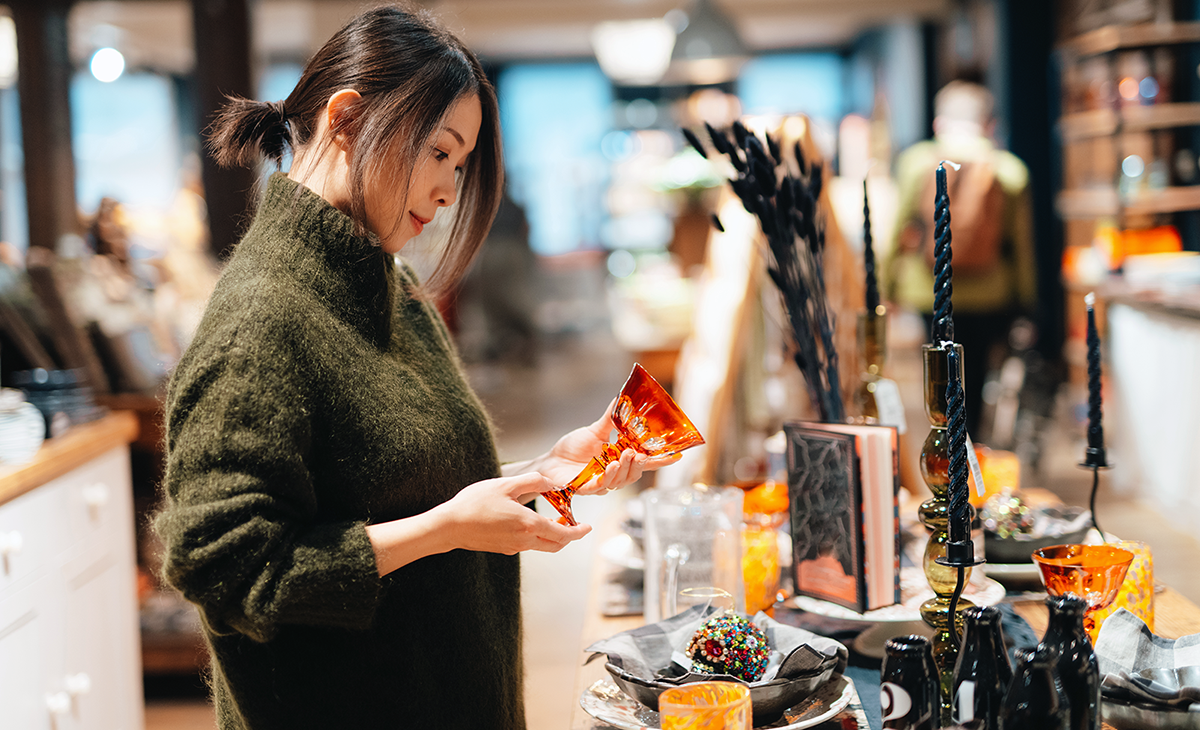 Stop by our plaza store to finalize your holiday shopping and grab all of  those last-minute goodies! SWIPE to check out our holiday hours.…