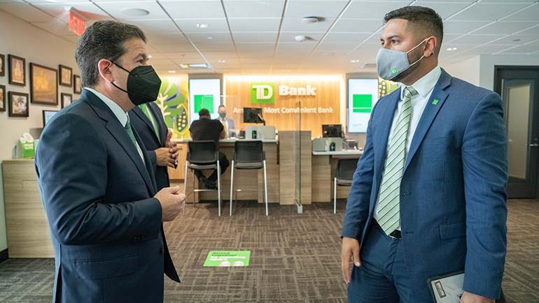 Leo talking to Jorge Fernandez, Store Manager